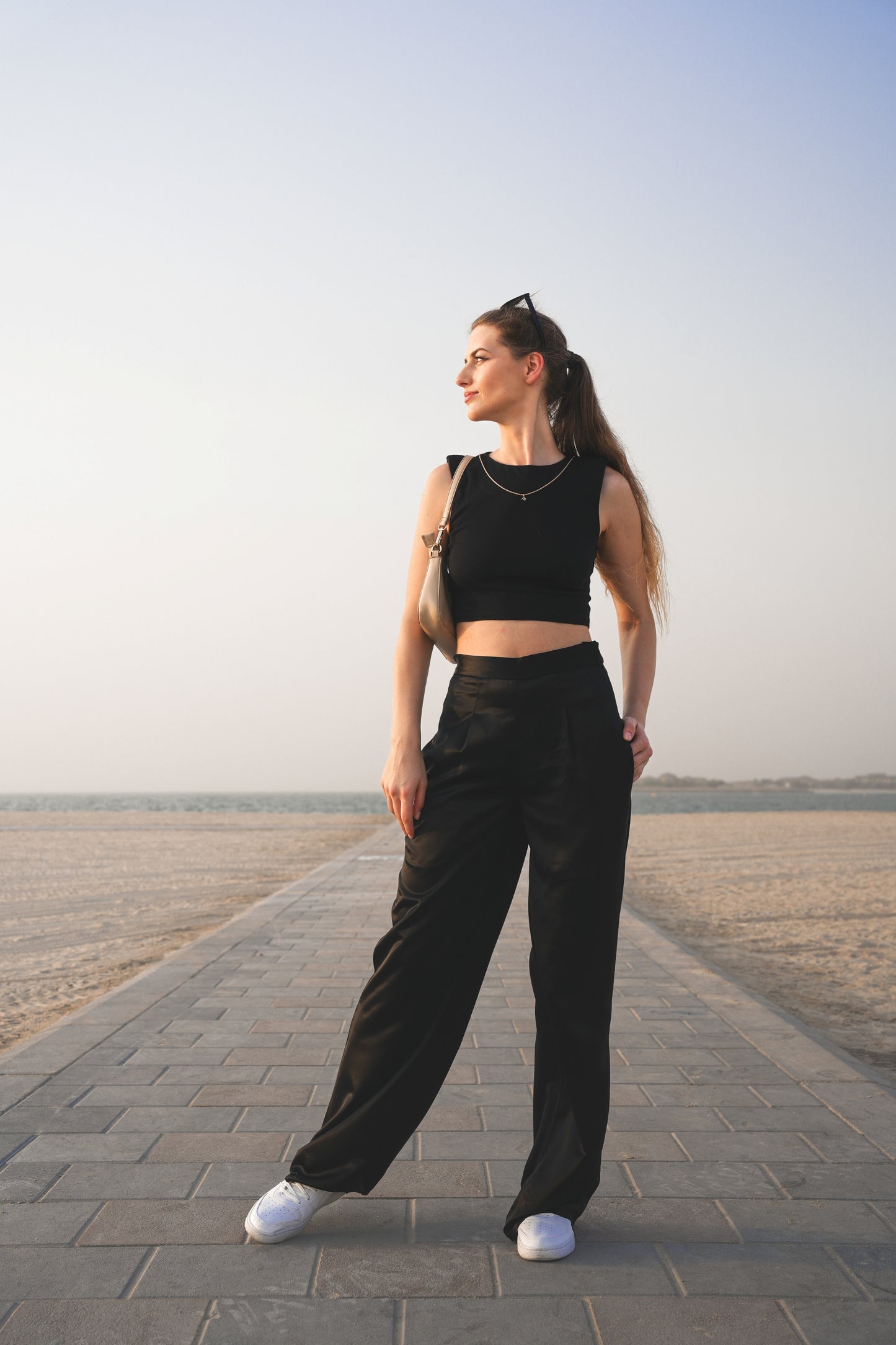 CHAINED – Crop top s odnímateľnou retiazkou / ČIERNY