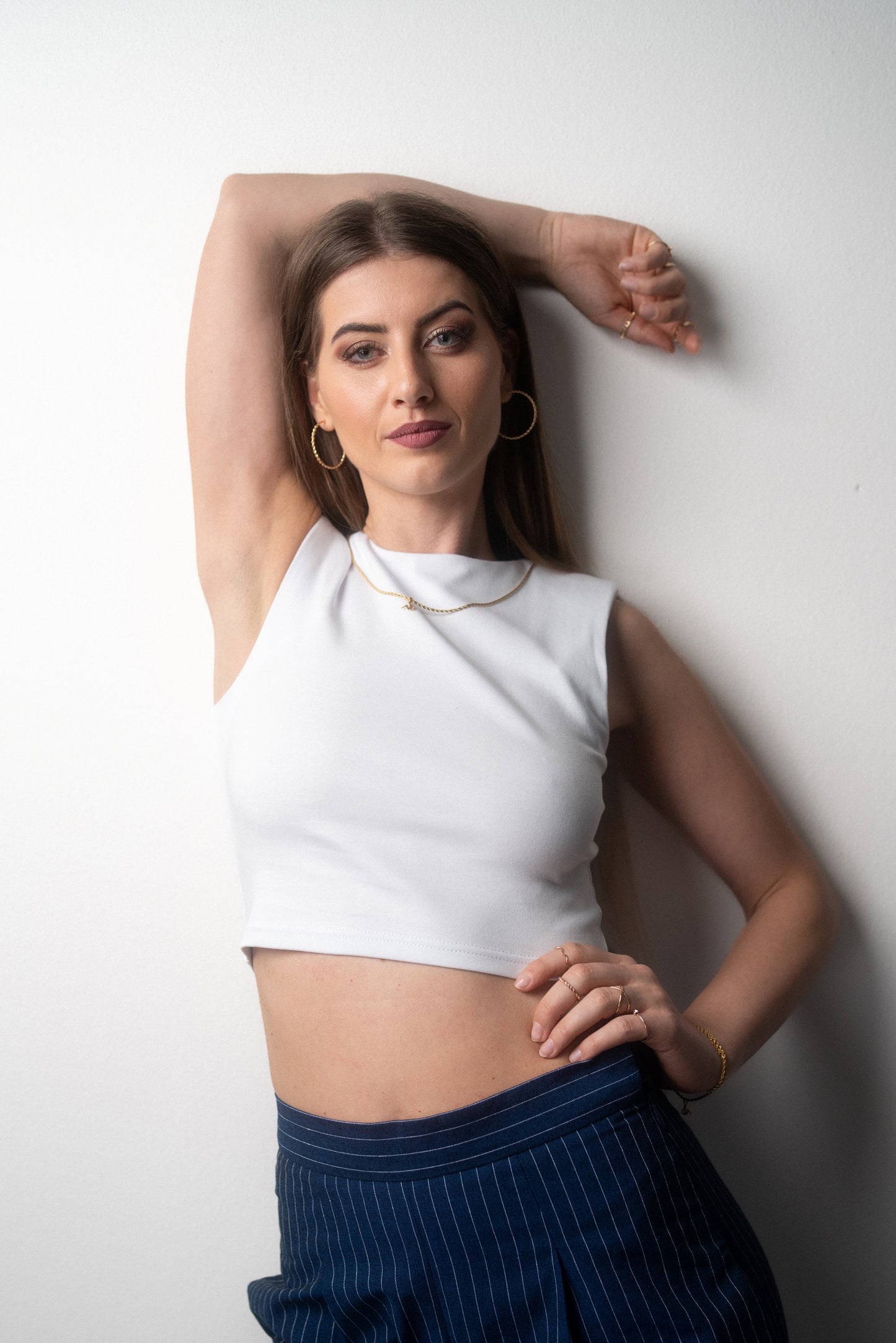 CHAINED – Crop top s odnímateľnou retiazkou / BIELY