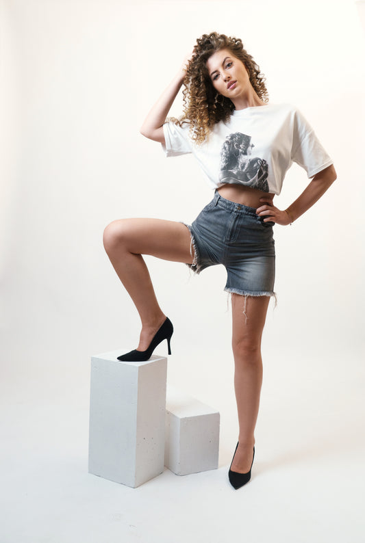 HIDDEN FLAME – Rifľové šortky s vysokým pásom / BIELE