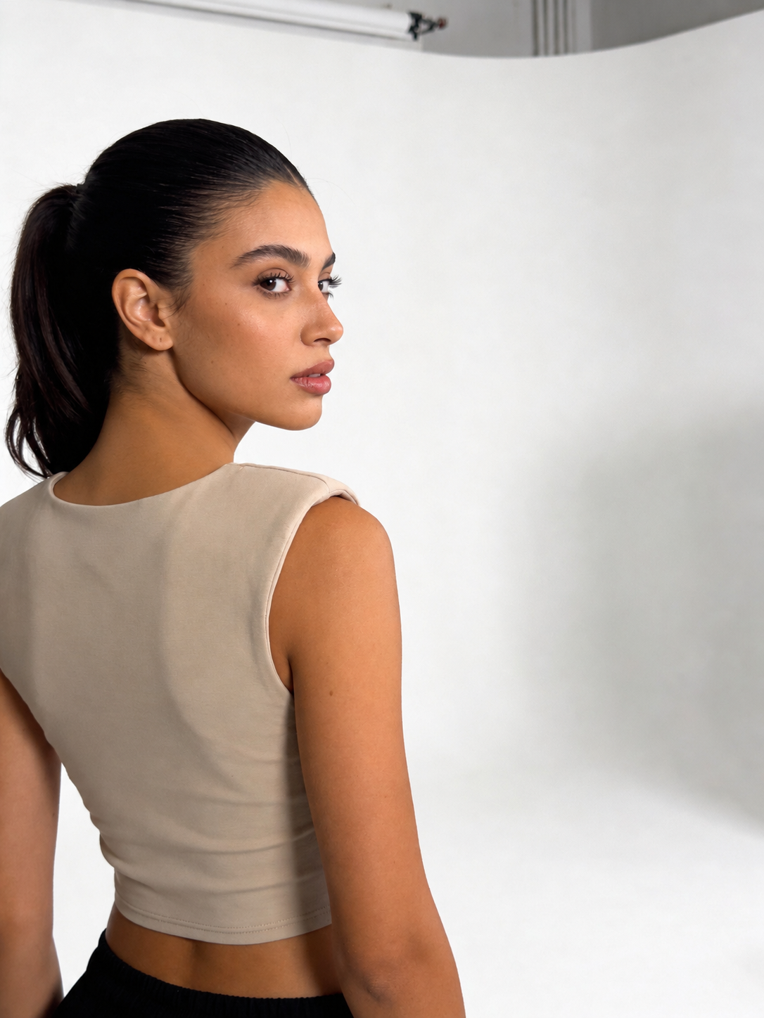 CHAINED – Crop top s odnímateľnou retiazkou / BÉŽOVÝ